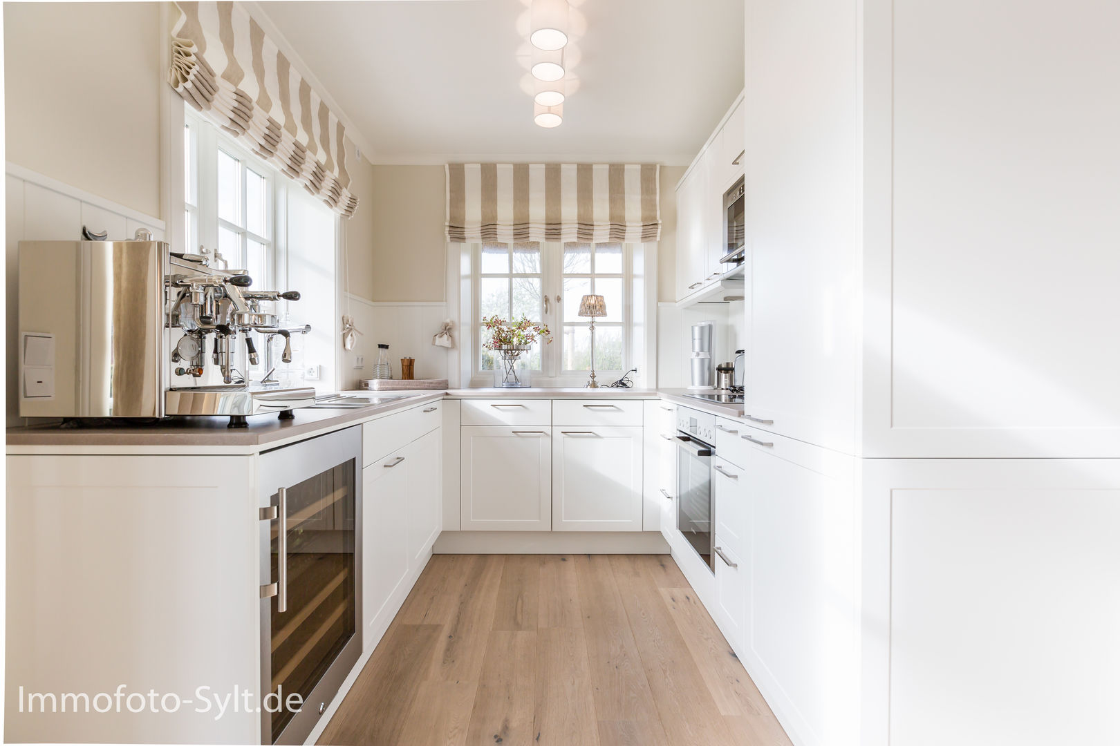 Reetdach Neubau, Immofoto-Sylt Immofoto-Sylt Kitchen Möbel,Arbeitsplatte,Eigentum,Möbel,Holz,Küche,Innenarchitektur,Umhauen,Bodenbelag,Küchenherd