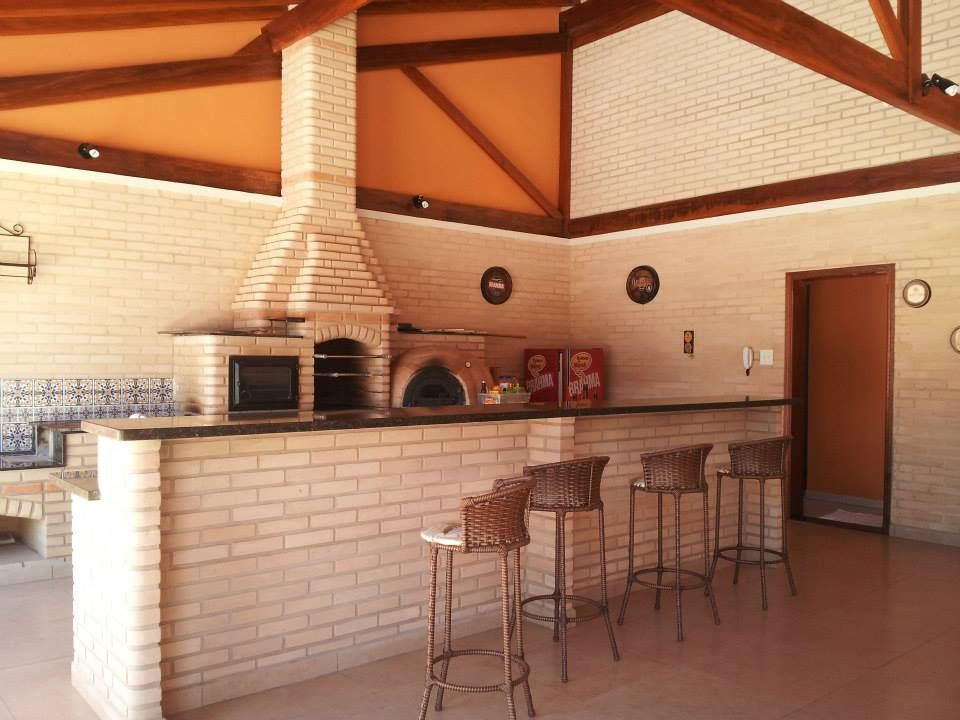 Área de Churrasco Arquiteto Lucas Lincoln Patios & Decks Mobiliário,Madeira,Design de interiores,Mesa,Pisos,Tijolo,Cadeira,Mancha de madeira,Alvenaria,Chão