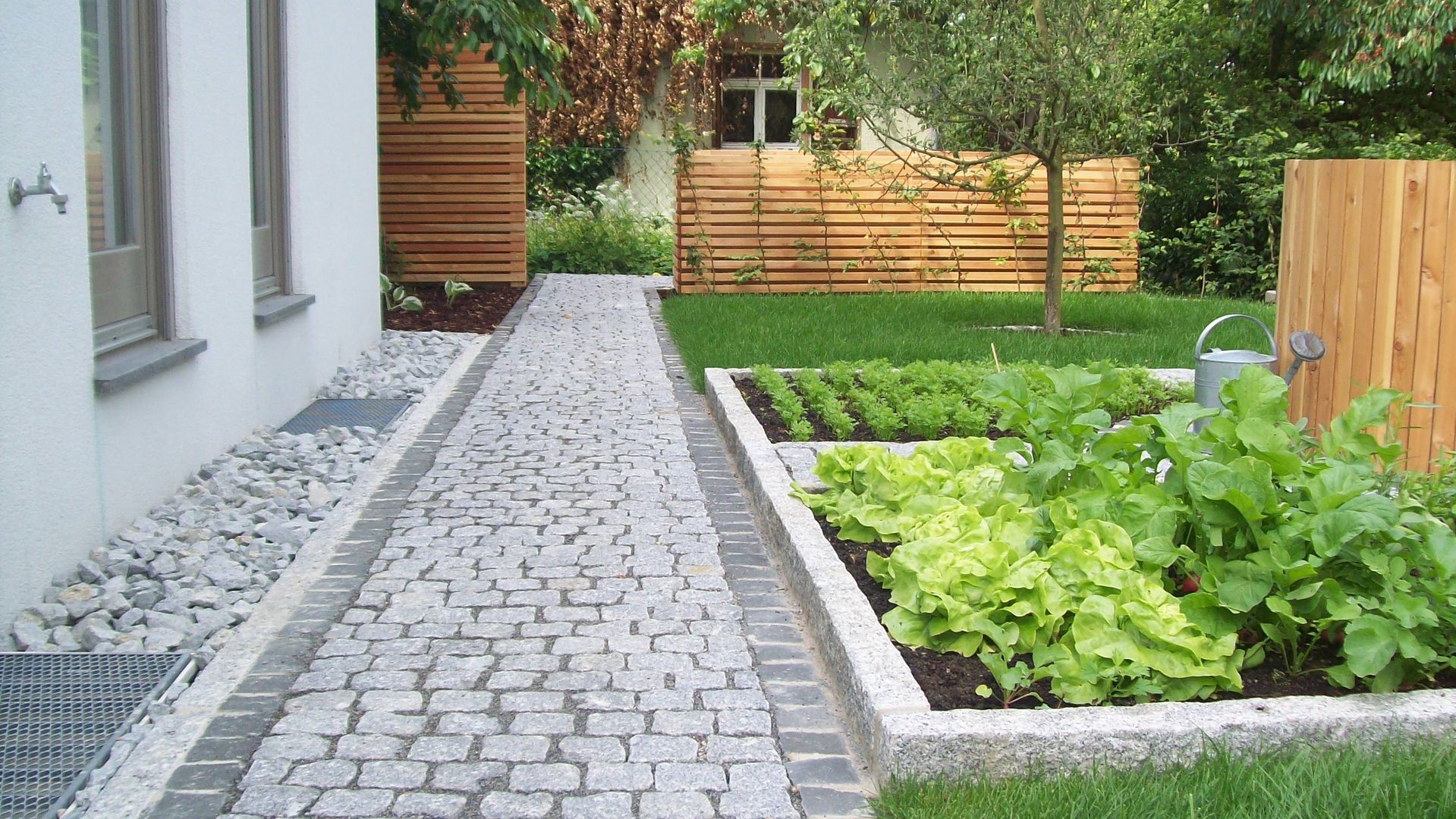 Holzbeläge, Sichtschutz, Zäune, Garten-Landschaftsbau Hierreth-Felser GmbH Garten-Landschaftsbau Hierreth-Felser GmbH Rustic style garden Anlage,Straßenbelag,Baum,Gras,Mauerwerk,Gebäude,Bodenbelag,Steinplatte,Öffentlicher Raum,Bürgersteig