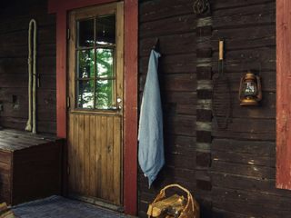 EA20250811-23922 Press profile homify Industrial style dressing room Wood, Brown, Floor, Flooring, Wood stain, Hardwood, Door, Plank, Varnish, Natural material