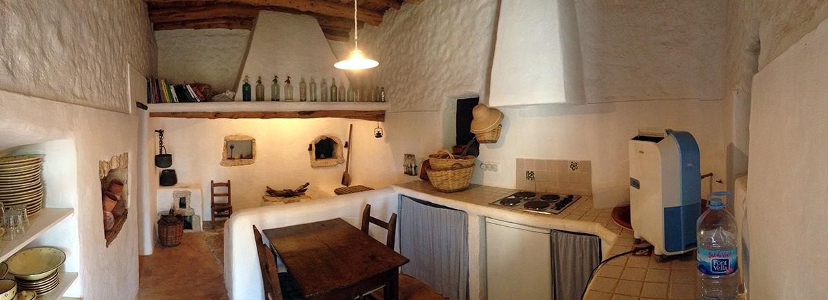 Reforma y ampliación de Casa Payesa en Ibiza Ivan Torres Architects Kitchen Propiedad,Muebles,Mesa,Madera,Diseño de interiores,Ebanistería,Estufa de gas,Piso,Edificio,Piso