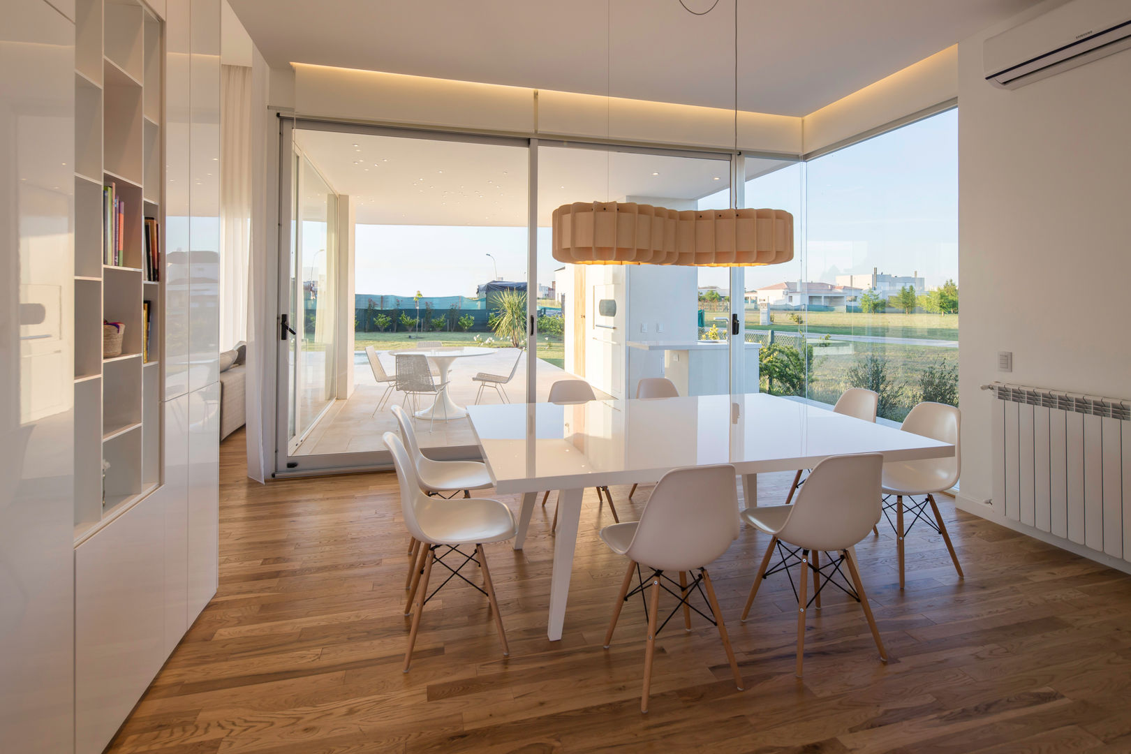 COMEDOR VISMARACORSI ARQUITECTOS Minimalist dining room
