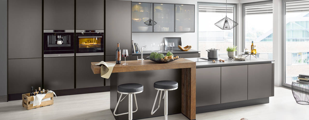 Urbane Inselküche von Global Küchen Spitzhüttl Home Company Built-in kitchens