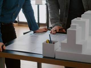 EA20250924-23991 Press profile homify Single family home Furniture, Table, Desk, Office supplies, White-collar worker, Job, Office Instrument, Management, Office Equipment, Learning