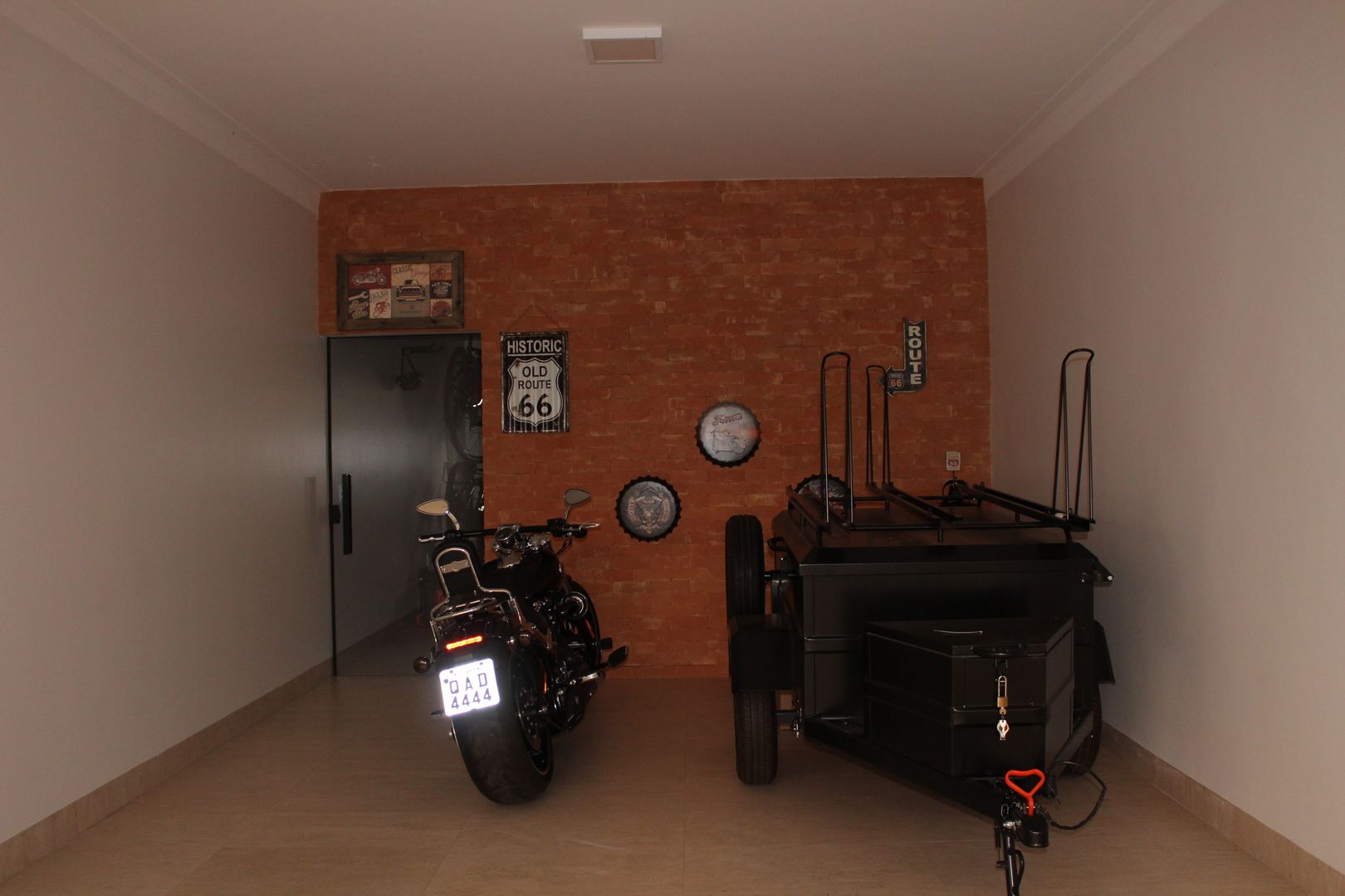 Garagem com pegada indutrial Arquiteta Bianca Monteiro Modern Garage and Shed Bricks garagem