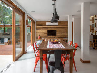 CASA EM CAMBOINHAS, Raquel Junqueira Arquitetura Raquel Junqueira Arquitetura Rustic style dining room