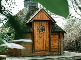 EA20250811-23922 Press profile homify Industrial style dressing room Wood, Hut, Shed, Garden buildings, Shack, Cottage, Log cabin, Outdoor Structure, Hardwood, Outhouse