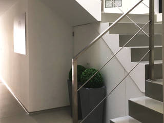 Reconstrução de Edifício Multi-familiar, Rua Eça de Queiroz, Aveiro, GAAPE - ARQUITECTURA, PLANEAMENTO E ENGENHARIA, LDA GAAPE - ARQUITECTURA, PLANEAMENTO E ENGENHARIA, LDA Stairs