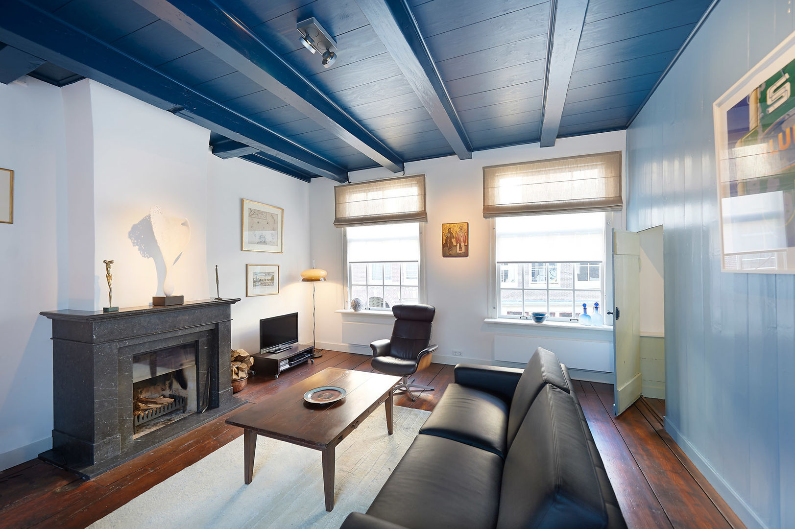 de Blauwe Kamer Architectenbureau Vroom Media room Bank,Meubilair,Fotolijst,Eigendom,Tafel,Huiskamer,Verlichting,Het opbouwen van,Interieur ontwerp,studio bank