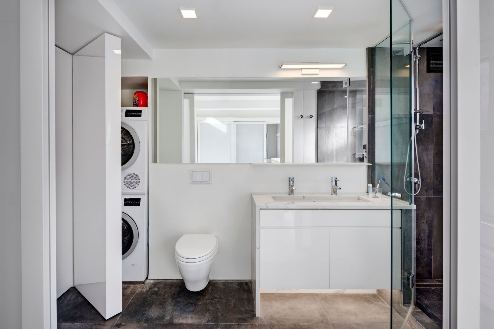 Master Bathroom with Laundry Closet homify Modern Bathroom