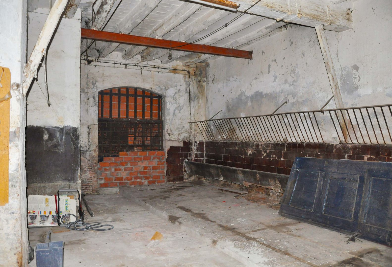 ‘Rehbailitacion edificio en Gracia’, lluiscorbellajordi lluiscorbellajordi Modern Garage and Shed