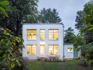 Haus Summt Müllers Büro Single family home Window, Home, House, Residential area, Shrub, Land lot, Door, Estate, Cottage, Lawn