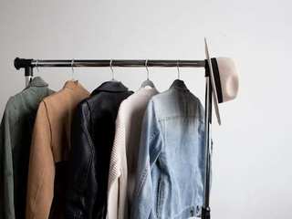 EA20250326-23615 Press profile homify Industrial style dining room Clothes hanger, Denim, Bag, Leather, Strap