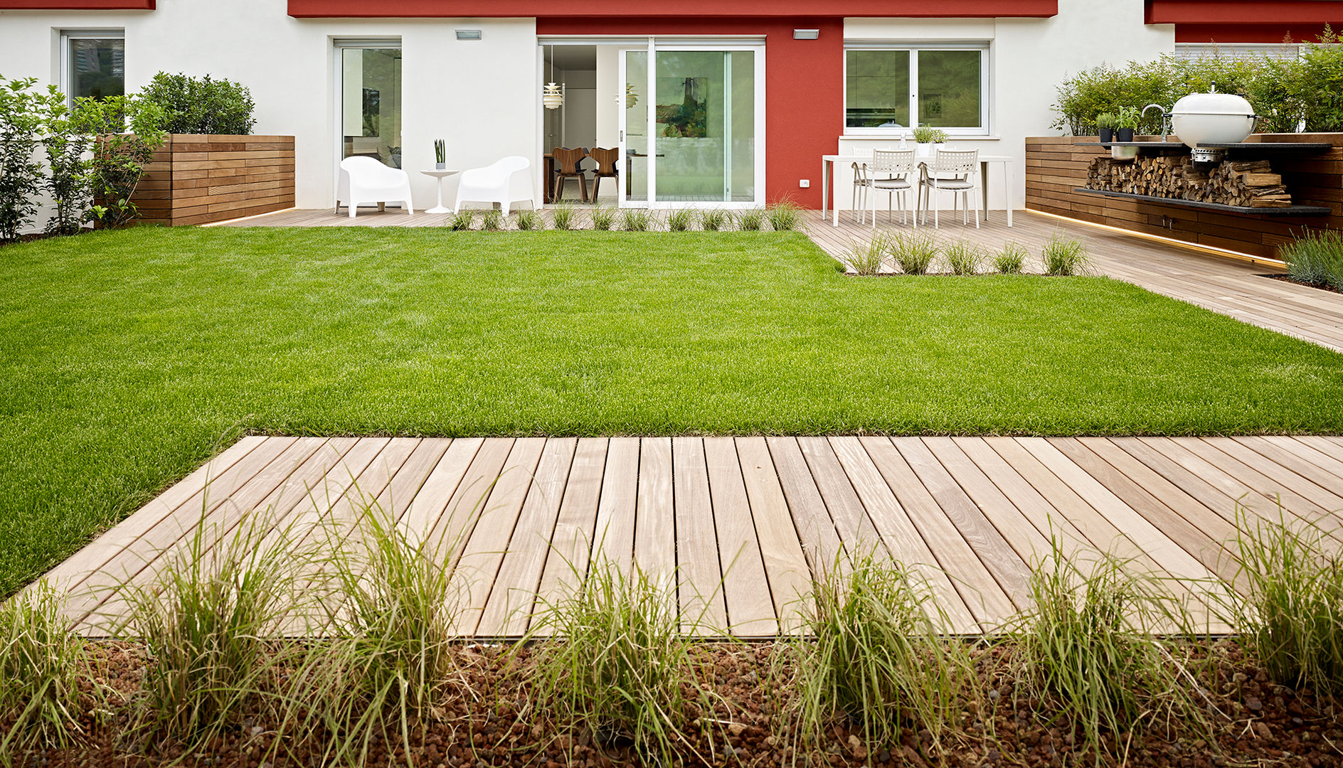 Photos, homify homify Minimalist style garden legno,prato,arredo per esterni,pedana in legno,pavimentazione ipè,infissi bianchi