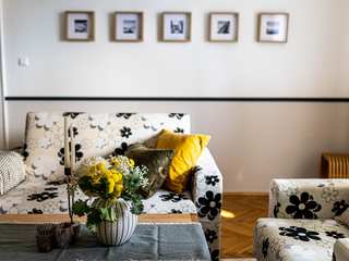 Einliegerwohnung in Novi Travnik – elegantes Farmhaus-Flair in Beige siworxx Modern Living Room Furniture, Interior design, Wall, Yellow, Couch, Textile, Room, Living room, Flooring, Home