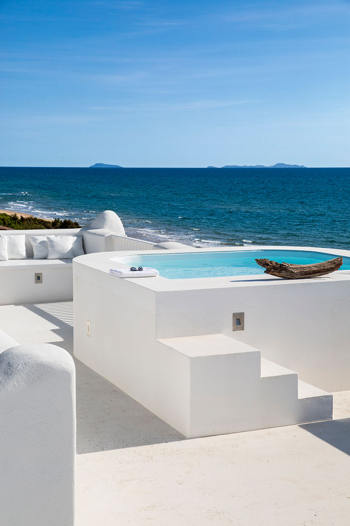 Sabaudia sul mare costruita negli anni ‘60/’70: La villa immersa nella macchia mediterranea, Stefano Dorata Stefano Dorata Pool Acqua,Cielo,Blu,Liquido,Fluido,Ombra,Spiaggia,Nube,Formazioni costiere e oceaniche,Orizzonte