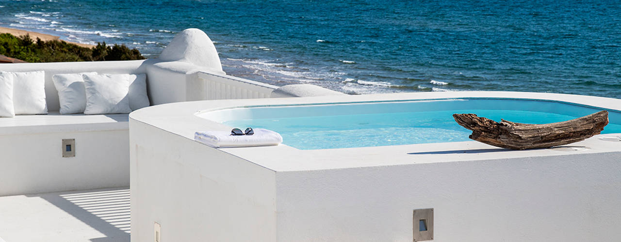 Sabaudia sul mare costruita negli anni ‘60/’70: La villa immersa nella macchia mediterranea, Stefano Dorata Stefano Dorata Pool Acqua,Cielo,Blu,Liquido,Fluido,Ombra,Spiaggia,Nube,Formazioni costiere e oceaniche,Orizzonte