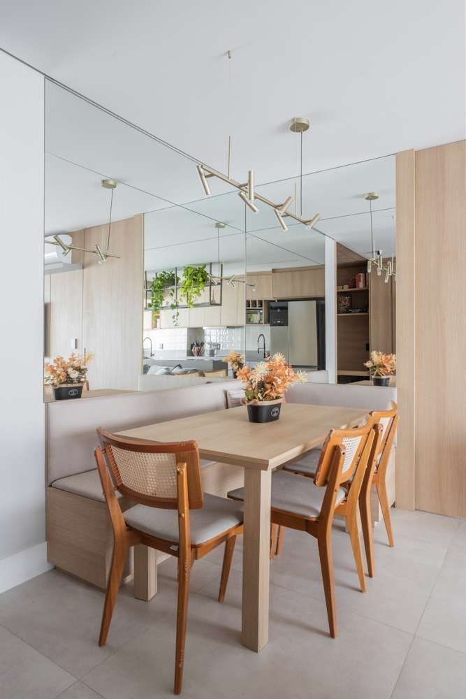 Apartamento 70m² - Perdizes - SP Juliana Dias Arquitetura Apartment Furniture, Interior design, Flooring, Wood, Kitchen & Dining Room Table, Floor, Light fixture, Ceiling, Table, Dining room