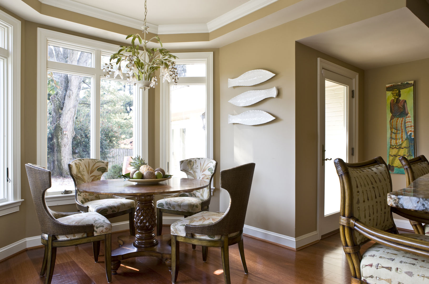 Caribbean Dream - Breakfast Area homify Kitchen gish,caribbean,tropical,funky chandelier,glass chandelier,pineapple,round table,chic,neutral,bay window,wood floors