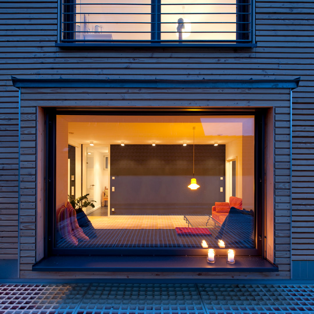 Panoramafenster mit Lesebank homify Modern Living Room Panoramafenster,Lesebank,Kerzenschein,Nachtaufnahme