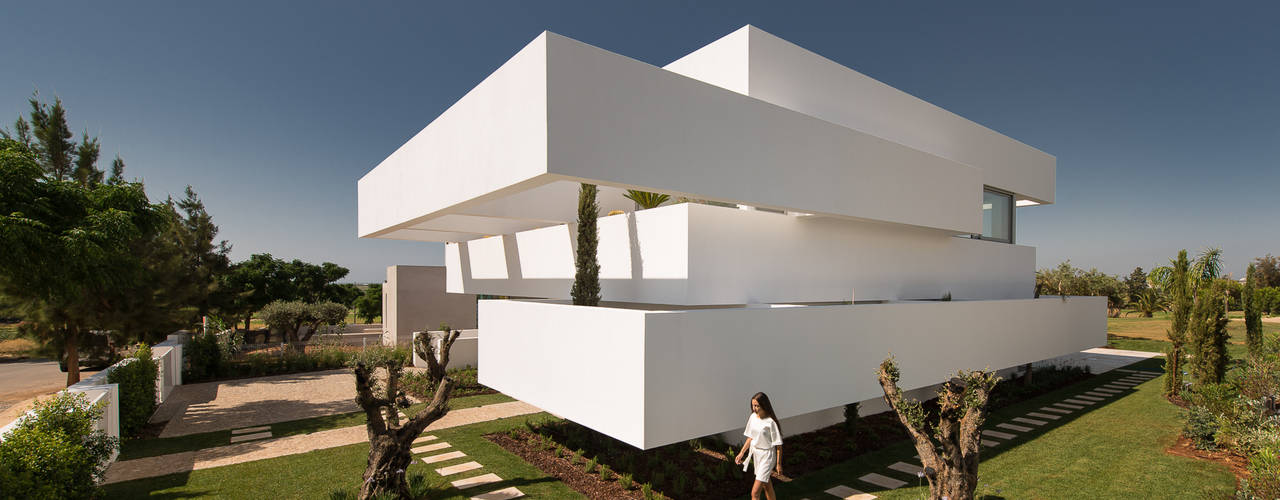 Casa de arquitectura volumétrica no Algarve tem 5 terraços e um jardim, Corpo Atelier Corpo Atelier Modern Houses