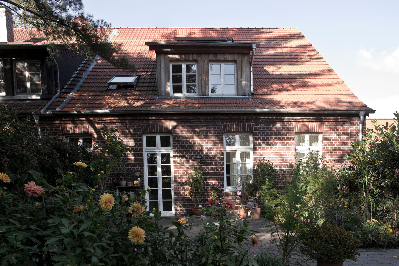 Ehemalige Scheune nach dem Umbau Lecke Architekten Country style house Anlage,Himmel,Fenster,Gebäude,Leuchte,Mauerwerk,Haus,Grundstück,Holz,Ziegel