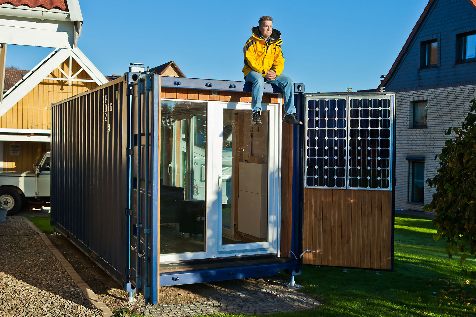 POCKETCONTAINER - Das Mikrohaus, Stefan Brandt - solare Luftheizsysteme und Warmuftkollektoren Stefan Brandt - solare Luftheizsysteme und Warmuftkollektoren Minimalist house Himmel,Eigentum,Gebäude,Pflanze,Fenster,Holz,Reifen,Haus,Mauer,Öffentlicher Raum