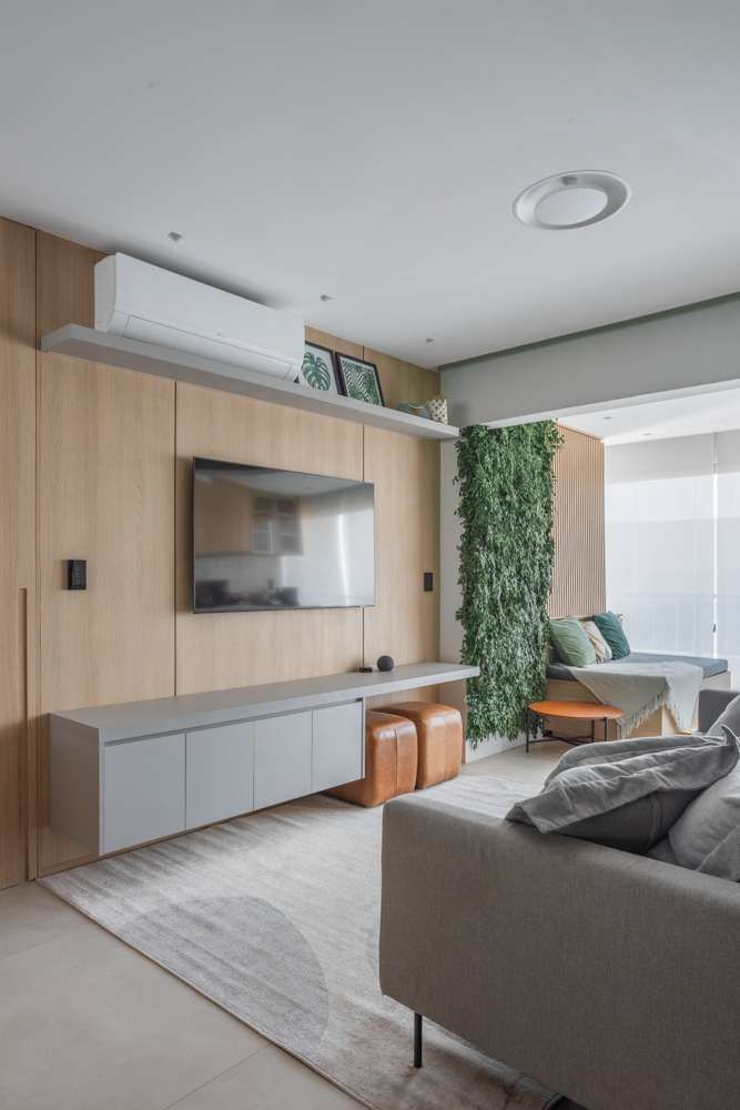 Apartamento 70m² - Perdizes - SP Juliana Dias Arquitetura Apartment Furniture, Interior design, Electronic device, Flooring, Wood, Television, Living room, Television set, Floor, Ceiling