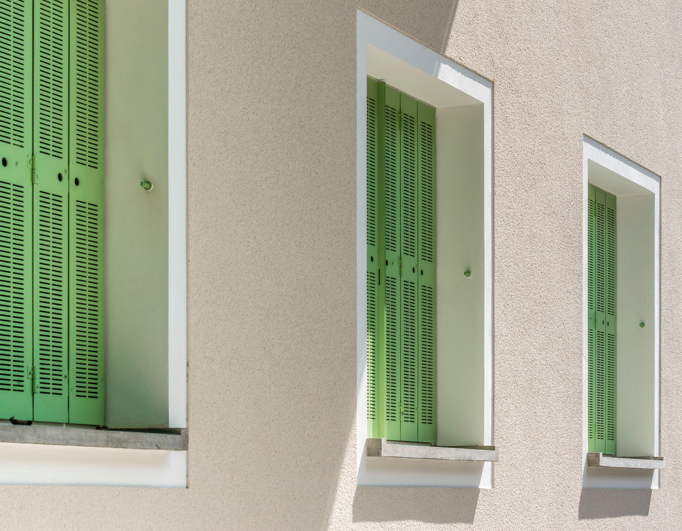 Familienprojekt Brehmstraße, Architekturbüro Klaus Zeller Architekturbüro Klaus Zeller Classic windows & doors Eigentum,Leuchte,Grün,Rechteck,Azurblau,Schatten,Farbe,Holz,Verbundwerkstoff,Gebäude