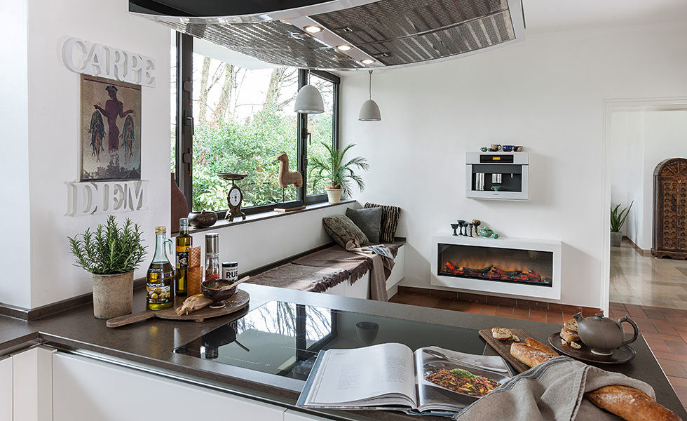 Einbauküche der Familie Dr. Theodoridis, Küchen Rochol GmbH Küchen Rochol GmbH Built-in kitchens Anlage,Eigentum,Bilderrahmen,Couch,Blumentopf,Zimmerpflanze,Wohnzimmer,Beleuchtung,Innenarchitektur,Holz