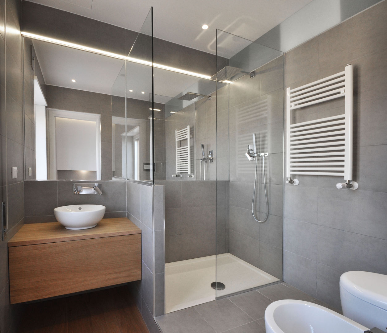 casa P, degma studio degma studio Modern Bathroom Specchio,Rubinetto,Apparecchio idraulico,Proprietà,Arredamento,bianco,Bagno,Costruzione,Lavello,Gabinetto