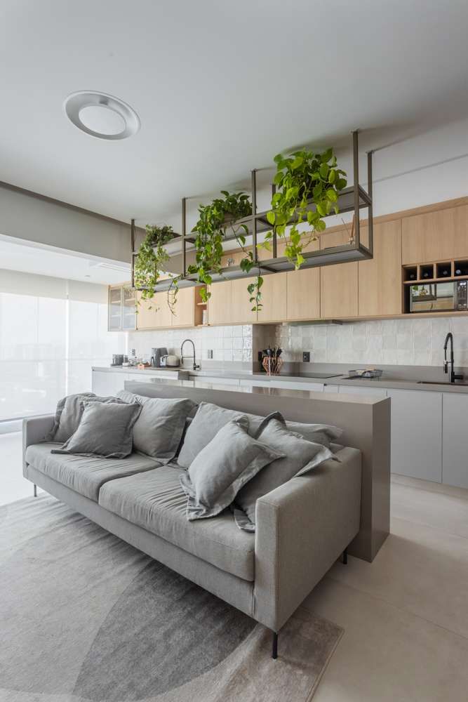 Apartamento 70m² - Perdizes - SP Juliana Dias Arquitetura Apartment Furniture, Interior design, Flooring, Floor, Wood, Ceiling, Light fixture, Table, Home, Living room