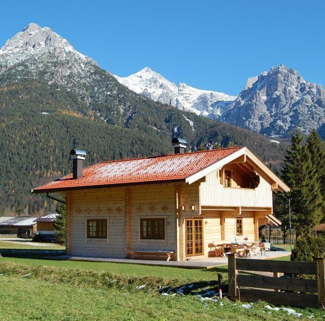 Kleines Alpine Blockhaus Chalet Finnscania Blockhausfabrik Rustic style house Himmel,Berg,Fenster,Pflanze,Gebäude,Natürliche Landschaft,Haus,Baum,Grundstück,Hochland