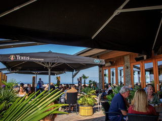 EA20250508-23715 Press profile homify Garden Shed Furniture, Chair, Outdoor furniture, Outdoor Table, Leisure, Vacation, Restaurant, Shade, Umbrella, Kitchen & Dining Room Table