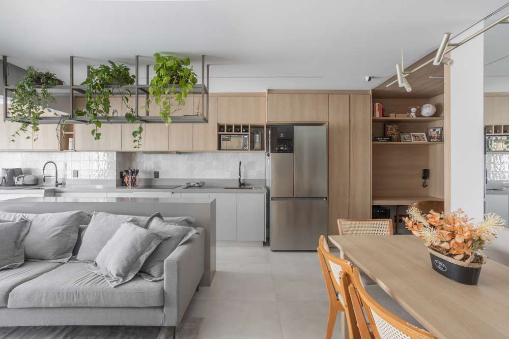 Apartamento 70m² - Perdizes - SP Juliana Dias Arquitetura Apartment Furniture, Flooring, Interior design, Floor, Wood, Kitchen, Couch, Apartment, Table, Living room