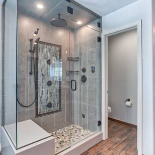 Cleaning guide: how to clean your glass shower doors properly?