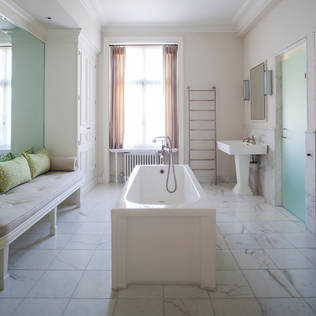 10 Gorgeous White Bathtub Designs and Ideas To Recreate at Home 