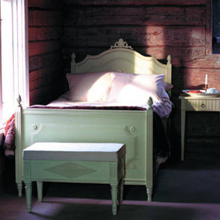 Inject warmth into your home with reclaimed wood wall