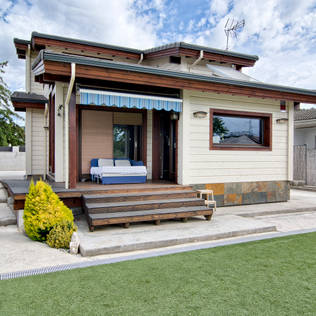 5 prefabricated houses on the outside and inside