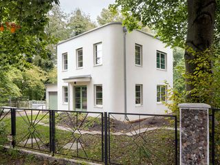Haus Summt Müllers Büro Single family home Wall, Home, Shrub, House, Door, Estate, Cottage, Sash window, Fence, Gate
