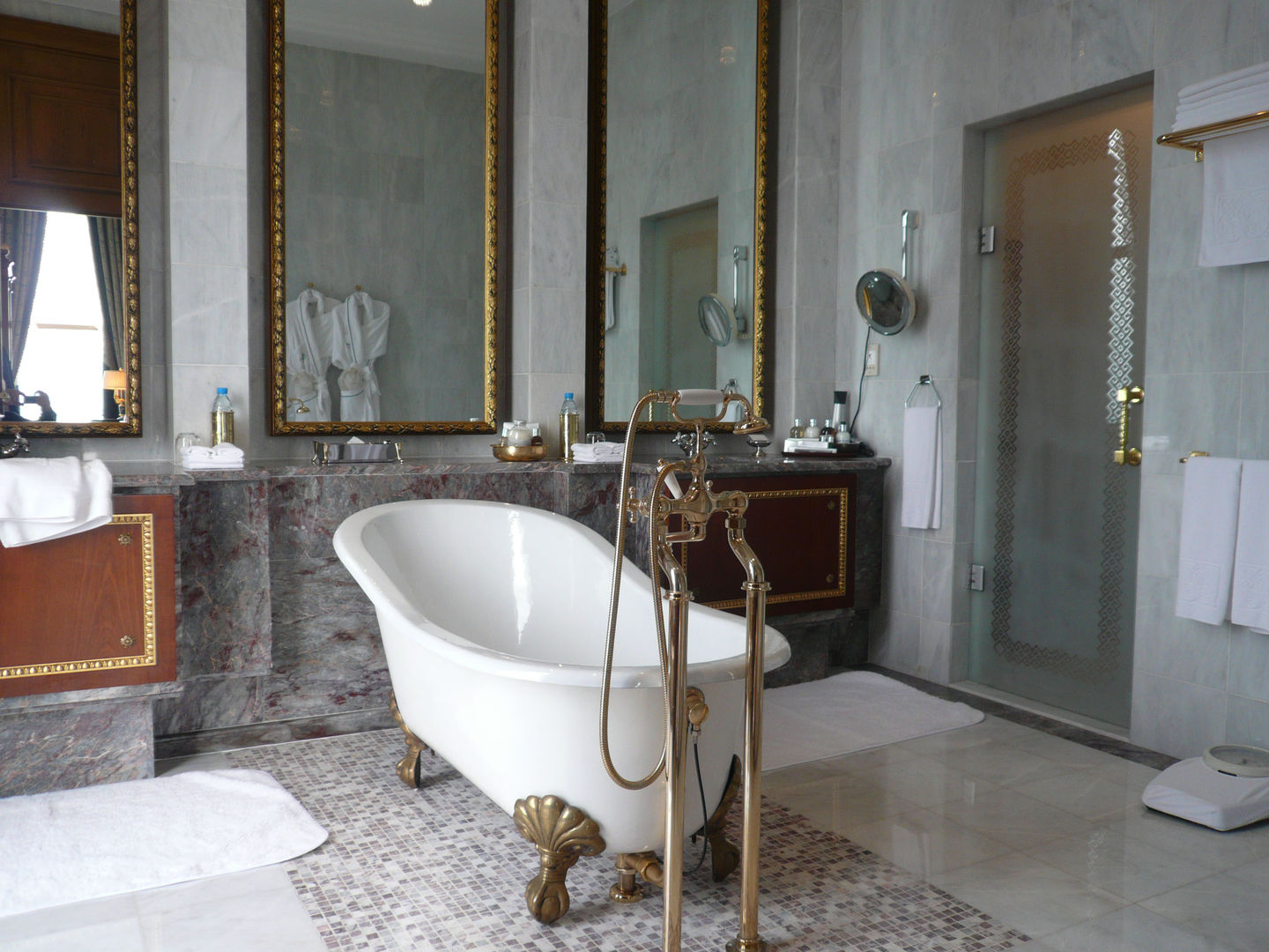 Devon&Devon - Kempinski Hotel homify Commercial spaces devon&devon,kempinski,ciraganpalace,istanbul,hotelbathroom,luxurybathroom,luxury,freestandingbath,bath,bathtub,whitebathtub,coventrytap,Hotels