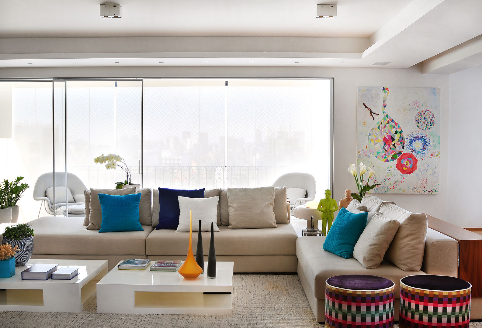 Sala de estar Thaisa Camargo Arquitetura e Interiores Modern Living Room Mesa,Sofá,Propriedade,Mobiliário,Plantar,Planta de casa,Azure,Sala de estar,sofá de estúdio,Vaso de flores