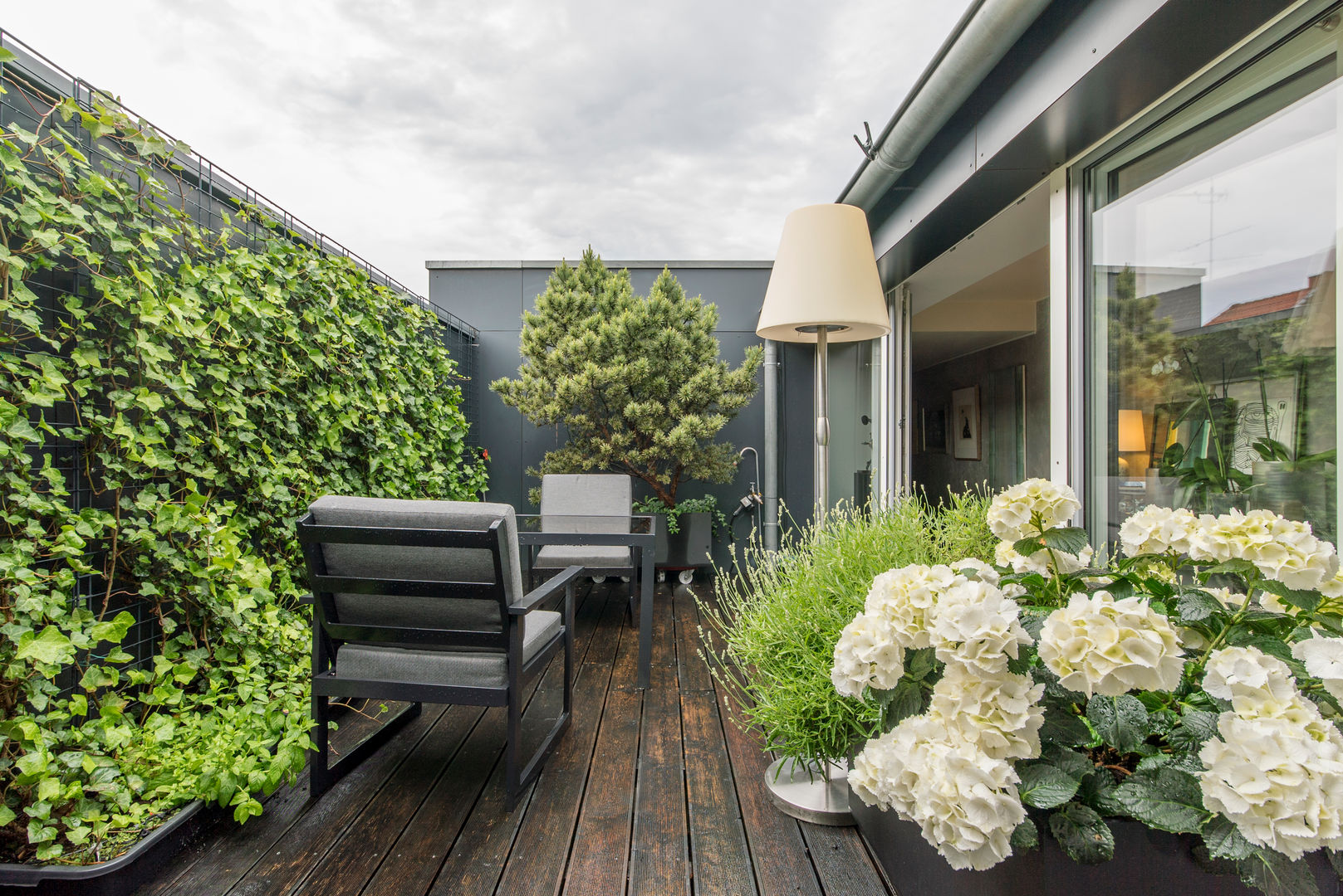 Penthauswohnung Ohlde Interior Design Patios & Decks Wood-Plastic Composite Holzboden,Sichtschutz,Alumöbel,Efeu