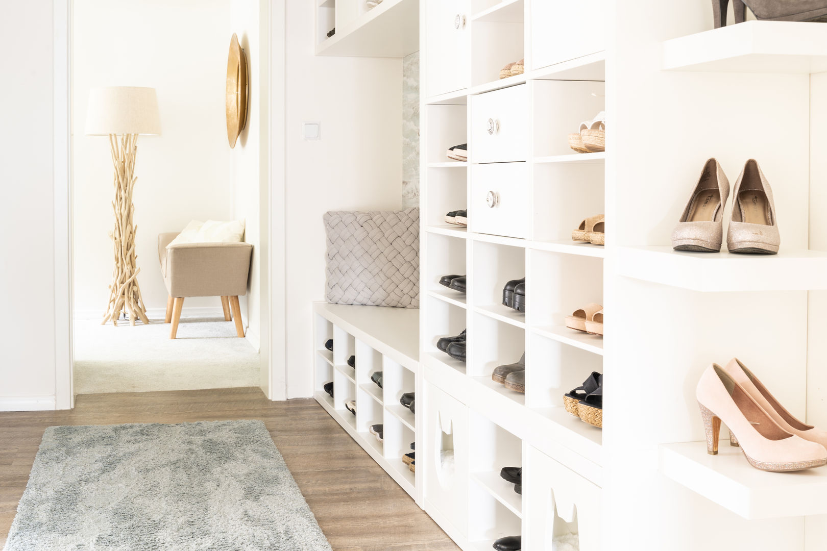 DIY Garderobe Feelgood Design Modern Corridor, Hallway and Staircase Engineered Wood Transparent Garderobe, Schuhregal, dunkler Flur, schmaler Flur, Stauraum, DIY