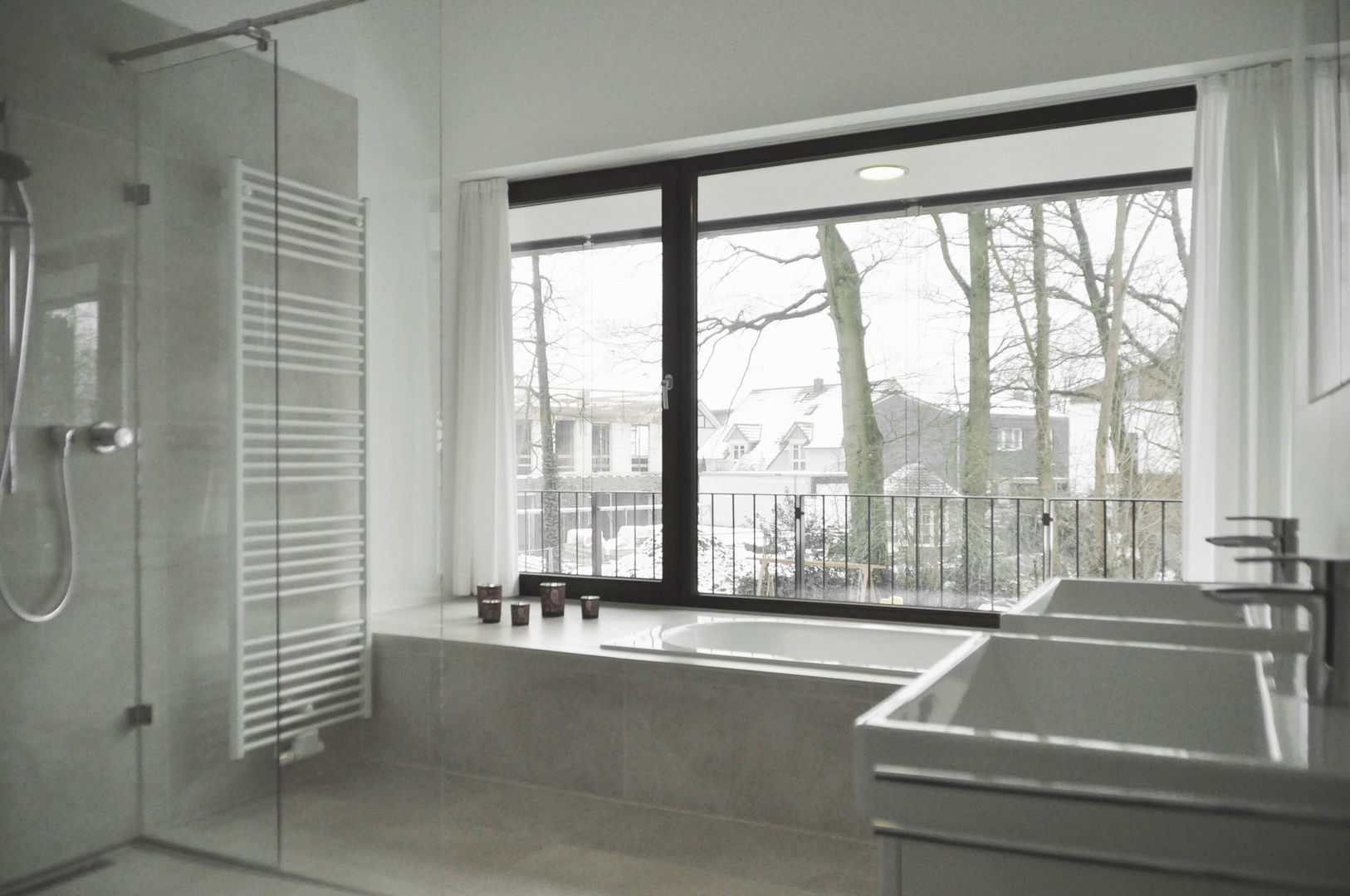 Badezimmer mit Panoramafenster Lecke Architekten Modern Bathroom