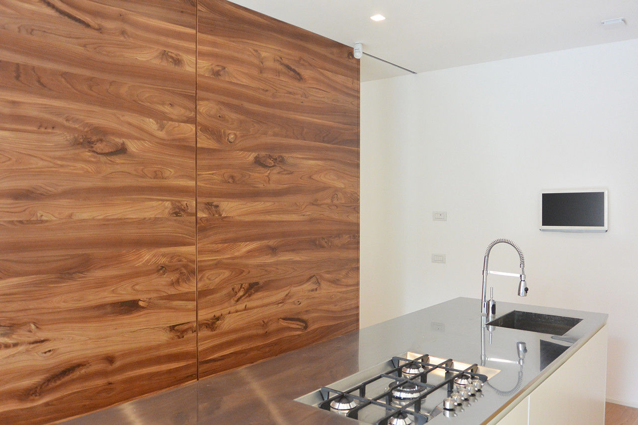 Cucina con porte scorrevoli studiovert Kitchen Wood Wood effect sliding doors,porta scorrevole,isola,inox