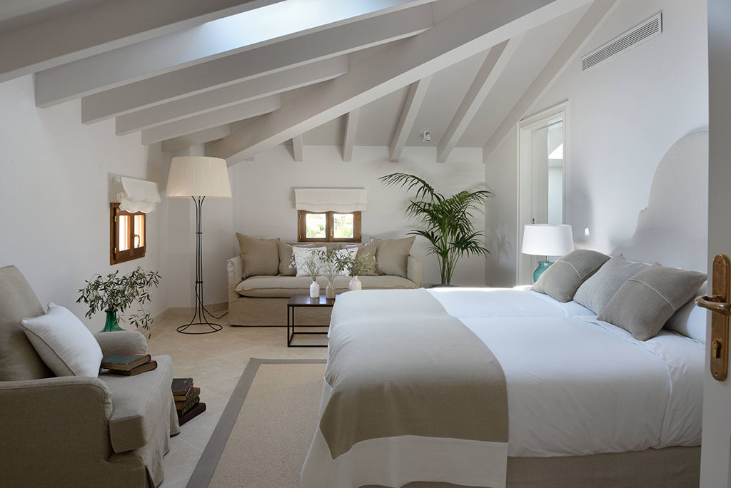Hotel in Mallorca Cal Reiet / The Main house , Bloomint design Bloomint design Mediterranean style bedroom Muebles,Edificio,Planta,Comodidad,Planta de casa,Diseño de interiores,Madera,casa,Marco de la cama,Sombra
