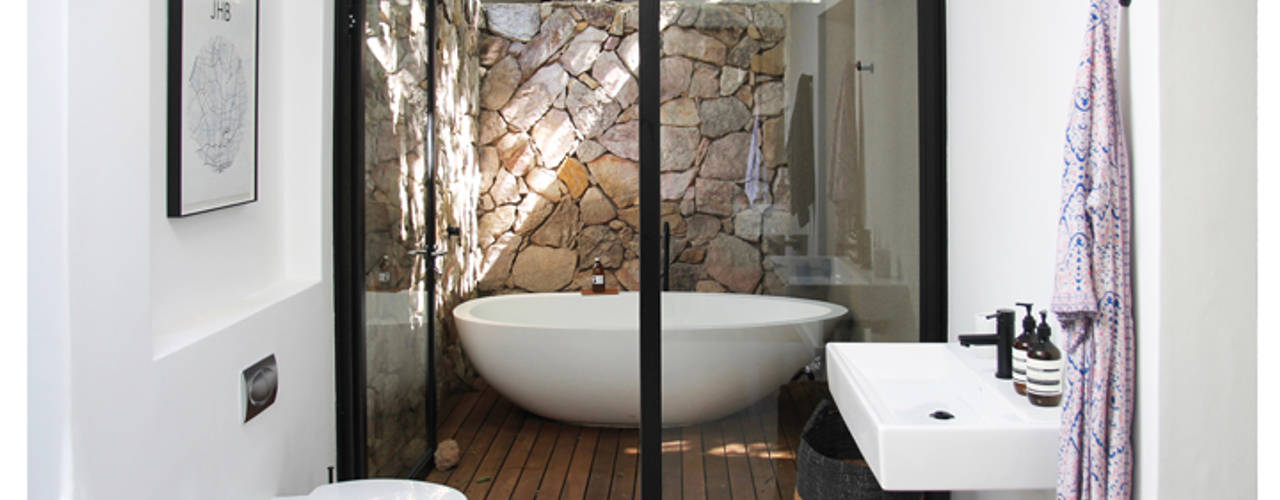 Main Bathroom homify Minimalist style bathroom Aluminium/Zinc Outdoor Bath,Greenery,Terazzo Tiles,Monochrome
