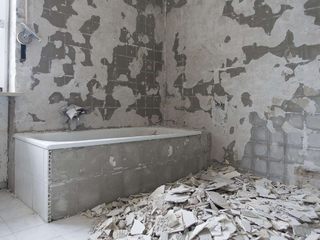 EA20250519-23729 Press profile homify Floors Wall, Floor, Grey, Plumbing fixture, Tile, Building material, Bathtub, Plaster, Plumbing