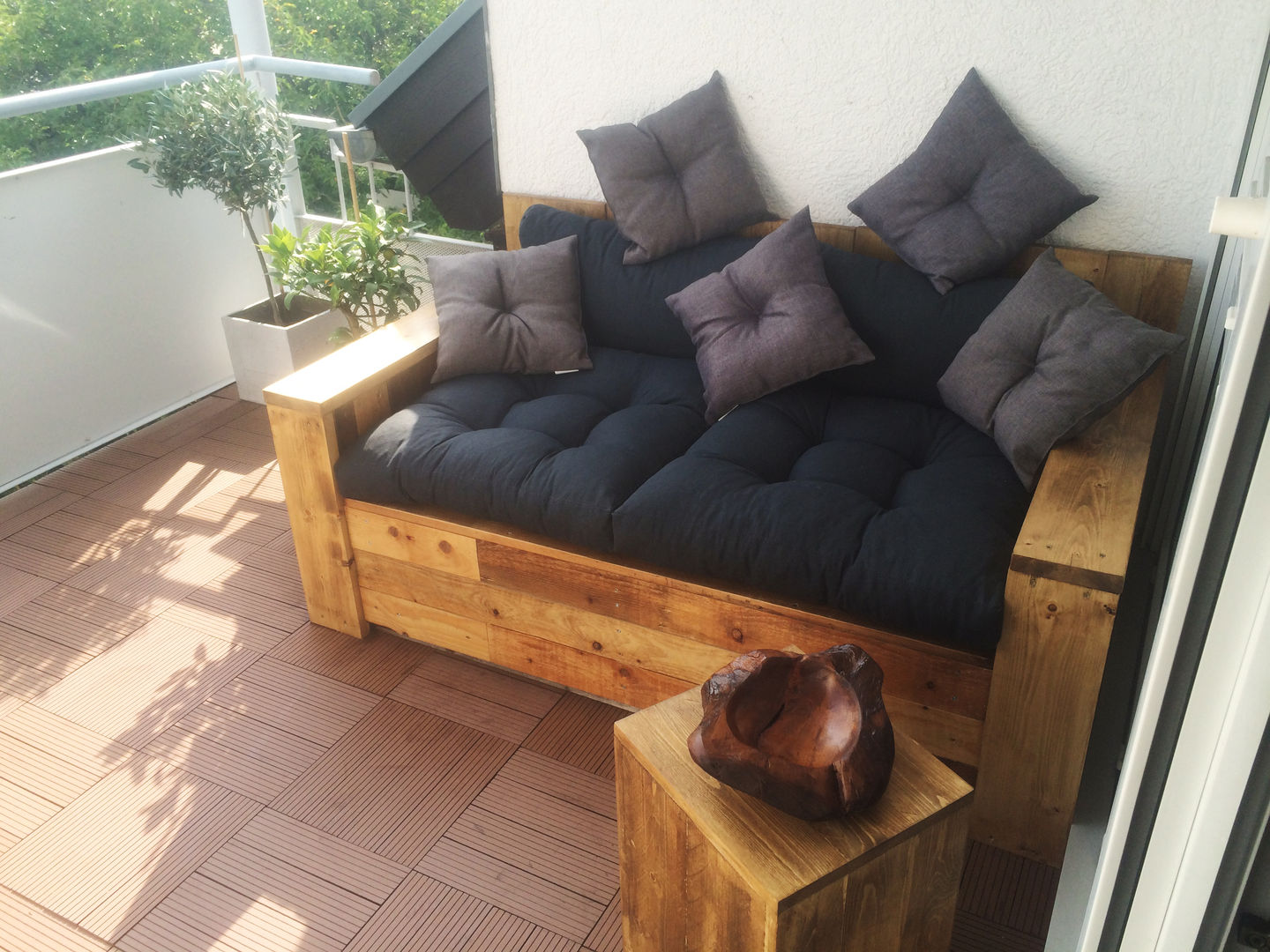 Palettensofa aufgebaut und lasiert Esther Jonitz Patios & Decks